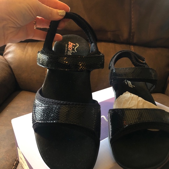 Orthotic lightweight sandals.  Fully adjustable. Snake skin black patent print - Picture 3 of 9